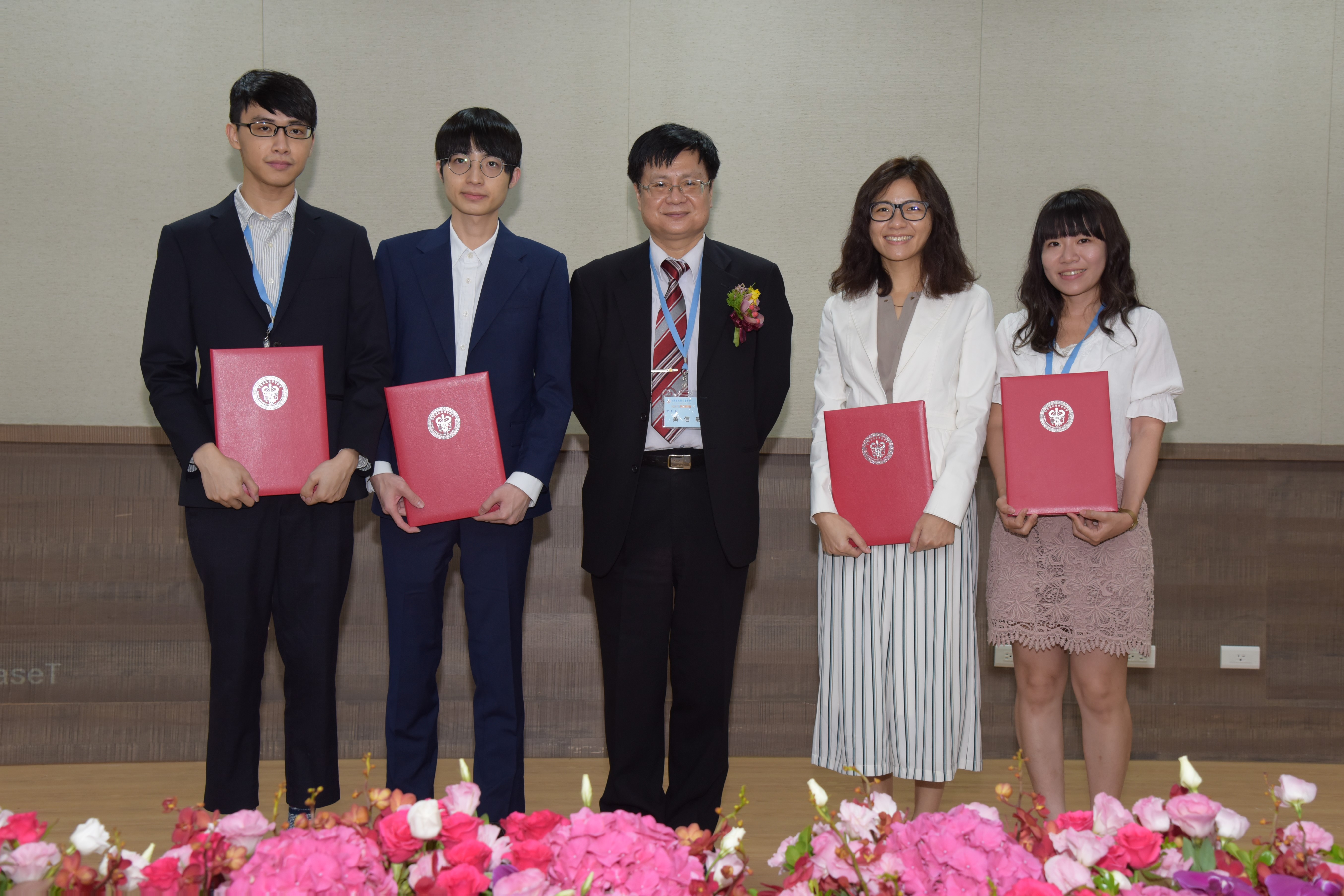 黃信彰理事長（中）頒發口頭報告評選結果第一名，得獎人為（由左至右）：林嘉俊醫師、鄭楚玄醫師、葉姿麟醫師、吳映萱醫師